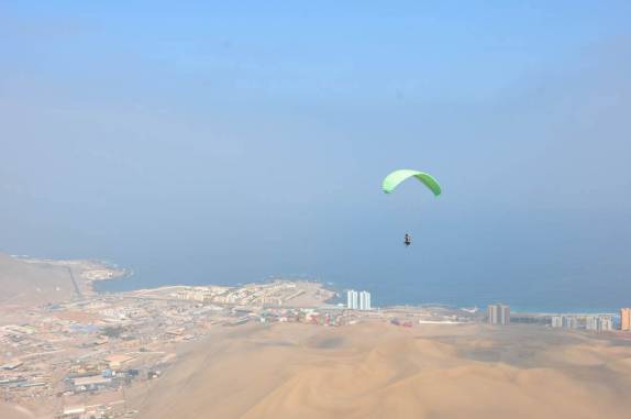 Parapente nos céus de Iquique, no norte do Chile